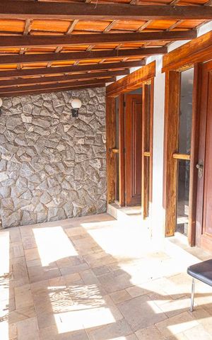 Casa à venda com 500m², 5 quartos e 7 vagas Casa à venda com 500m², 5 quartos e 7 vagasVaranda