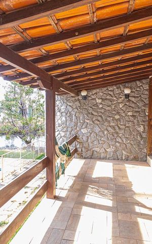 Casa à venda com 500m², 5 quartos e 7 vagas Casa à venda com 500m², 5 quartos e 7 vagasVaranda