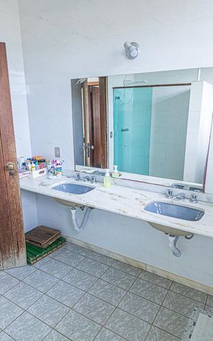 Casa à venda com 500m², 5 quartos e 7 vagas Casa à venda com 500m², 5 quartos e 7 vagasBanheiro