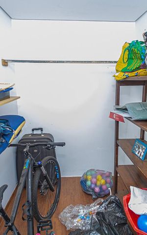 Casa à venda com 500m², 5 quartos e 7 vagas Casa à venda com 500m², 5 quartos e 7 vagasCloset