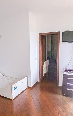 Casa à venda com 500m², 5 quartos e 7 vagas Casa à venda com 500m², 5 quartos e 7 vagasQuarto 1/ suite/ closet/ varanda