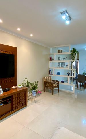 Casa à venda com 137m², 3 quartos e 3 vagas Casa à venda com 137m², 3 quartos e 3 vagasSala