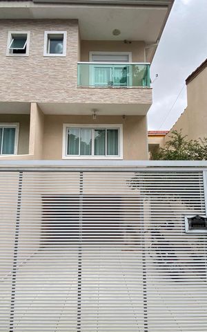 Casa à venda com 137m², 3 quartos e 3 vagas Casa à venda com 137m², 3 quartos e 3 vagasPlaca instalada na fachada do imóvel