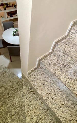 Casa à venda com 137m², 3 quartos e 3 vagas Casa à venda com 137m², 3 quartos e 3 vagasEscada interna