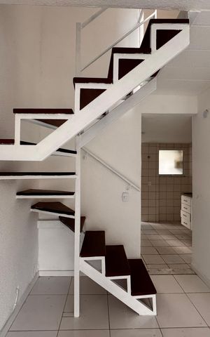 Casa de condomínio para alugar com 68m², 2 quartos e 1 vaga Casa de condomínio para alugar com 68m², 2 quartos e 1 vagaEscada