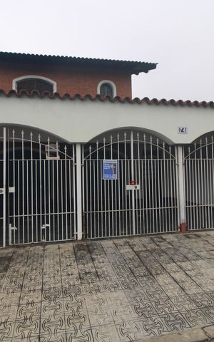 Casa à venda com 140m², 3 quartos e 3 vagasFachada