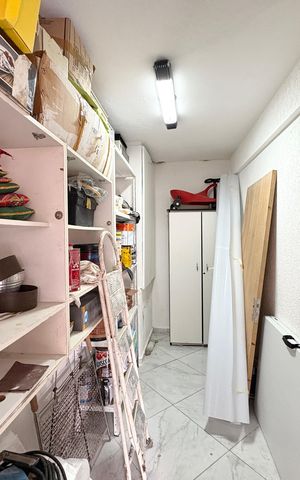 Casa à venda com 214m², 5 quartos e 5 vagas Casa à venda com 214m², 5 quartos e 5 vagasPorão