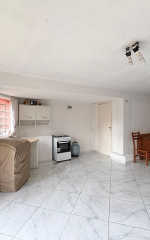 Casa à venda com 214m², 5 quartos e 5 vagas Casa à venda com 214m², 5 quartos e 5 vagasSalão