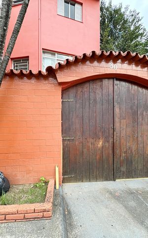 Casa à venda com 214m², 5 quartos e 5 vagas Casa à venda com 214m², 5 quartos e 5 vagasEntrada de baixo