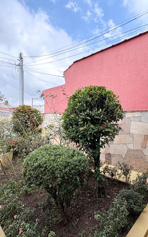 Casa à venda com 214m², 5 quartos e 5 vagas Casa à venda com 214m², 5 quartos e 5 vagasJardim