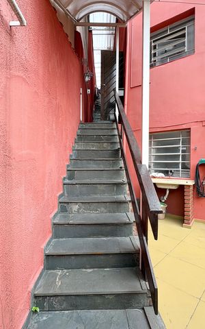 Casa à venda com 214m², 5 quartos e 5 vagas Casa à venda com 214m², 5 quartos e 5 vagasEscada externa