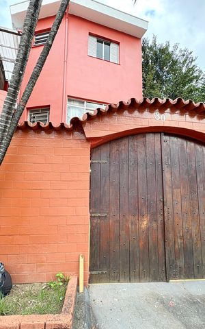 Casa à venda com 214m², 5 quartos e 5 vagas Casa à venda com 214m², 5 quartos e 5 vagasEntrada de baixo