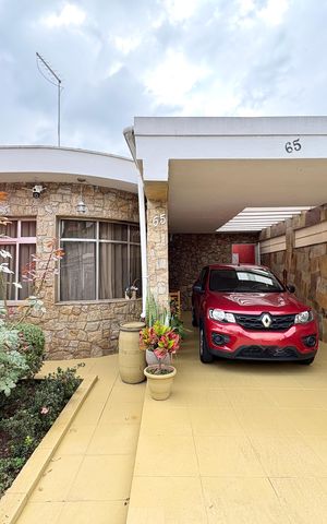 Casa à venda com 214m², 5 quartos e 5 vagas Casa à venda com 214m², 5 quartos e 5 vagasGaragem