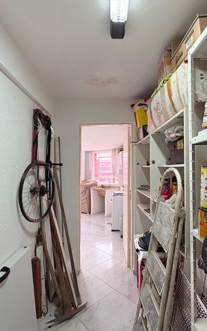 Casa à venda com 214m², 5 quartos e 5 vagas Casa à venda com 214m², 5 quartos e 5 vagasPorão