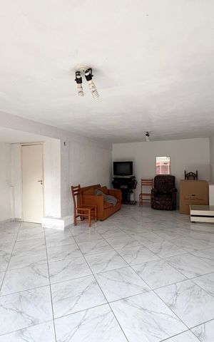Casa à venda com 214m², 5 quartos e 5 vagas Casa à venda com 214m², 5 quartos e 5 vagasSalão