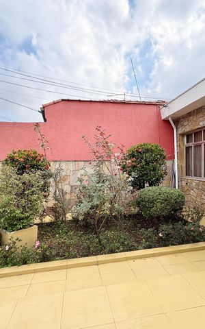 Casa à venda com 214m², 5 quartos e 5 vagas Casa à venda com 214m², 5 quartos e 5 vagasGaragem