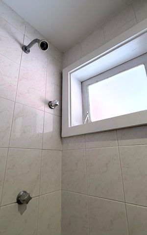 Casa de condomínio à venda com 220m², 3 quartos e 2 vagas Casa de condomínio à venda com 220m², 3 quartos e 2 vagasBanheiro da Suíte 1