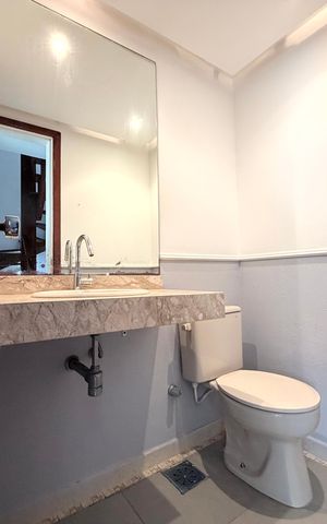 Casa de condomínio à venda com 220m², 3 quartos e 2 vagas Casa de condomínio à venda com 220m², 3 quartos e 2 vagasBanheiro social