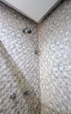 Casa de condomínio à venda com 220m², 3 quartos e 2 vagas Casa de condomínio à venda com 220m², 3 quartos e 2 vagasBanheiro da Suíte 2