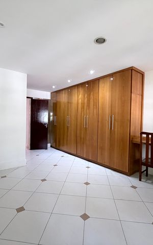 Casa de condomínio à venda com 220m², 3 quartos e 2 vagas Casa de condomínio à venda com 220m², 3 quartos e 2 vagasQuarto