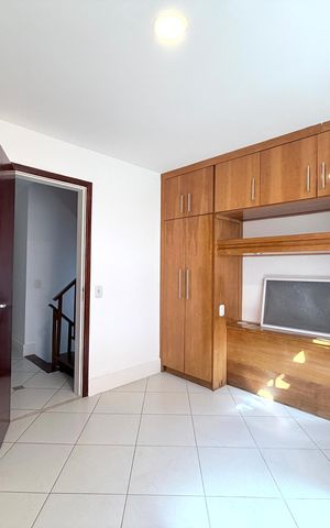 Casa de condomínio à venda com 220m², 3 quartos e 2 vagas Casa de condomínio à venda com 220m², 3 quartos e 2 vagasSuíte 2