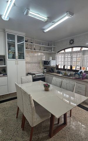 Casa à venda com 300m², 5 quartos e 5 vagas Casa à venda com 300m², 5 quartos e 5 vagasCozinha - Armários
