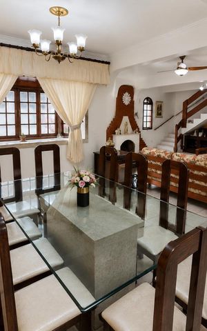 Casa à venda com 300m², 5 quartos e 5 vagas Casa à venda com 300m², 5 quartos e 5 vagasSala de jantar