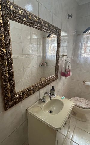 Casa à venda com 300m², 5 quartos e 5 vagas Casa à venda com 300m², 5 quartos e 5 vagasBanheiro 1