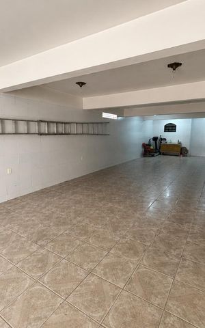 Casa à venda com 300m², 5 quartos e 5 vagas Casa à venda com 300m², 5 quartos e 5 vagasGaragem