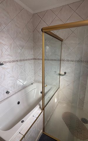 Casa à venda com 300m², 5 quartos e 5 vagas Casa à venda com 300m², 5 quartos e 5 vagasBanheiro 5