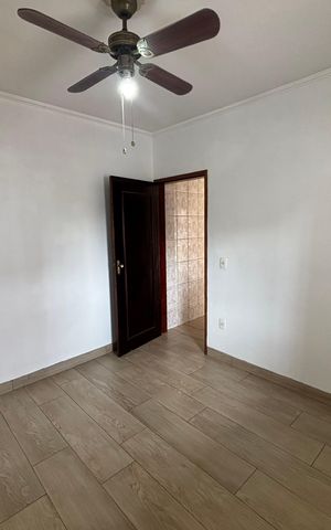 Casa à venda com 300m², 5 quartos e 5 vagas Casa à venda com 300m², 5 quartos e 5 vagasQuarto 6