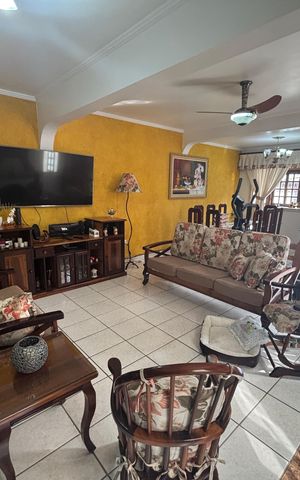 Casa à venda com 300m², 5 quartos e 5 vagas Casa à venda com 300m², 5 quartos e 5 vagasSala