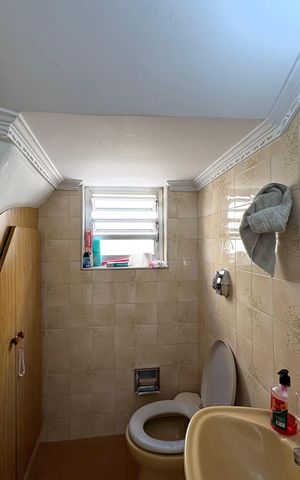 Casa à venda com 200m², 4 quartos e 2 vagas Casa à venda com 200m², 4 quartos e 2 vagasLavabo - Casa 1