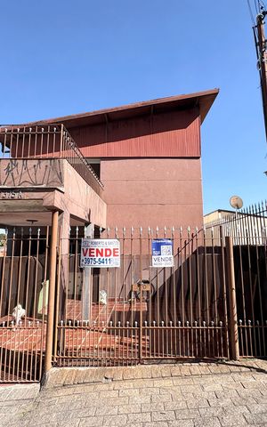 Casa à venda com 200m², 4 quartos e 2 vagas Casa à venda com 200m², 4 quartos e 2 vagasFachada