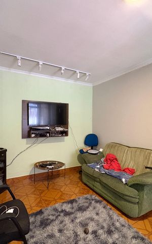 Casa à venda com 200m², 4 quartos e 2 vagas Casa à venda com 200m², 4 quartos e 2 vagasSala - Casa 1