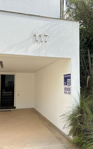 Casa de condomínio à venda com 936m², 4 quartos e 8 vagas Casa de condomínio à venda com 936m², 4 quartos e 8 vagasFachada