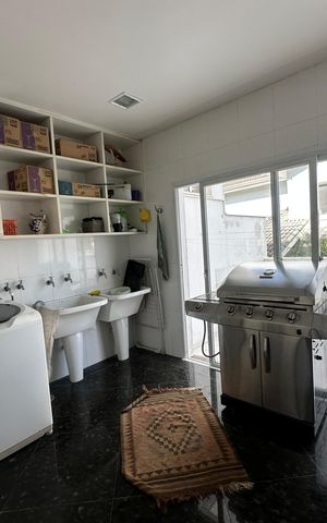 Casa de condomínio à venda com 936m², 4 quartos e 8 vagas Casa de condomínio à venda com 936m², 4 quartos e 8 vagasÁrea de Serviço