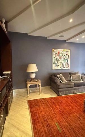 Casa de condomínio à venda com 936m², 4 quartos e 8 vagas Casa de condomínio à venda com 936m², 4 quartos e 8 vagasSala de TV