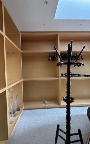 Casa de condomínio à venda com 936m², 4 quartos e 8 vagas Casa de condomínio à venda com 936m², 4 quartos e 8 vagasCloset da suíte 1