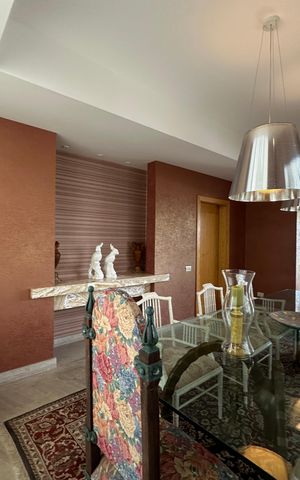 Casa de condomínio à venda com 936m², 4 quartos e 8 vagas Casa de condomínio à venda com 936m², 4 quartos e 8 vagasSala de Jantar