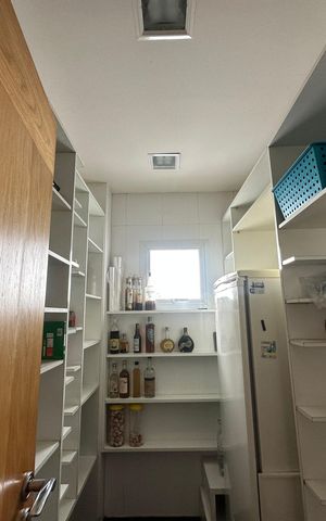 Casa de condomínio à venda com 936m², 4 quartos e 8 vagas Casa de condomínio à venda com 936m², 4 quartos e 8 vagasDespensa