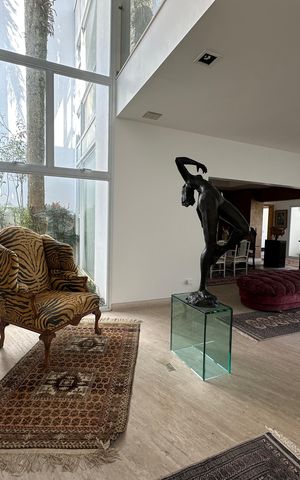 Casa de condomínio à venda com 936m², 4 quartos e 8 vagas Casa de condomínio à venda com 936m², 4 quartos e 8 vagasSala