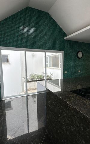 Casa de condomínio à venda com 936m², 4 quartos e 8 vagas Casa de condomínio à venda com 936m², 4 quartos e 8 vagasCozinha