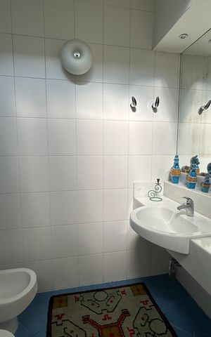 Casa de condomínio à venda com 936m², 4 quartos e 8 vagas Casa de condomínio à venda com 936m², 4 quartos e 8 vagasBanheiro da Suíte 2