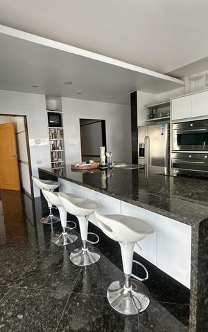 Casa de condomínio à venda com 936m², 4 quartos e 8 vagas Casa de condomínio à venda com 936m², 4 quartos e 8 vagasCozinha