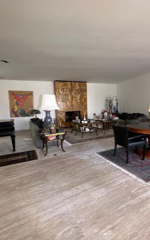 Casa de condomínio à venda com 936m², 4 quartos e 8 vagas Casa de condomínio à venda com 936m², 4 quartos e 8 vagasSala