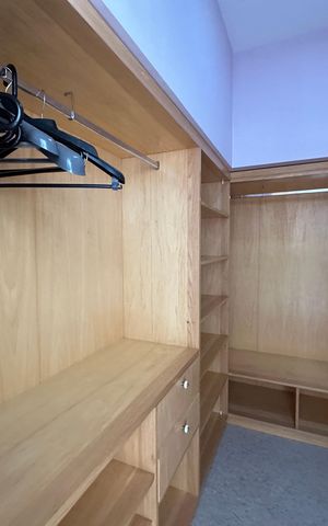 Casa de condomínio à venda com 936m², 4 quartos e 8 vagas Casa de condomínio à venda com 936m², 4 quartos e 8 vagasCloset da suíte 2