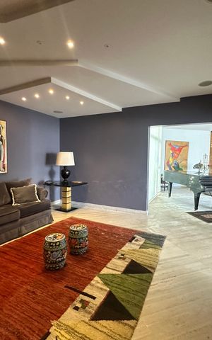 Casa de condomínio à venda com 936m², 4 quartos e 8 vagas Casa de condomínio à venda com 936m², 4 quartos e 8 vagasSala de TV