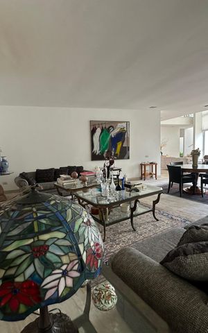 Casa de condomínio à venda com 936m², 4 quartos e 8 vagas Casa de condomínio à venda com 936m², 4 quartos e 8 vagasSala