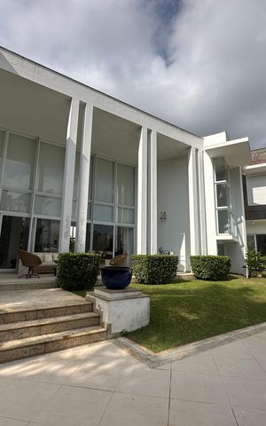 Casa de condomínio à venda com 936m², 4 quartos e 8 vagas Casa de condomínio à venda com 936m², 4 quartos e 8 vagasÁrea externa